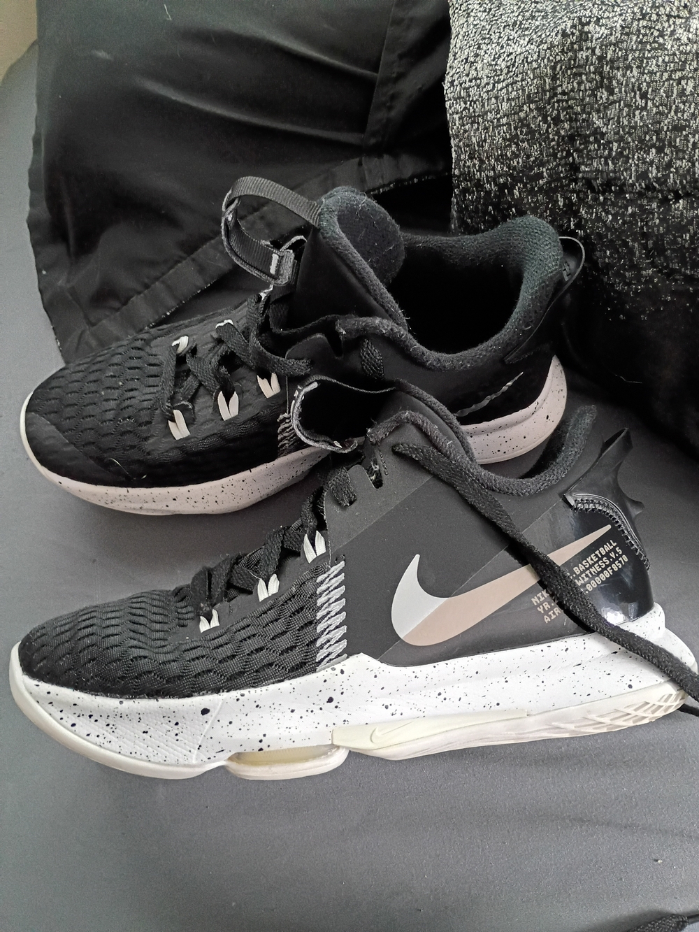 Nike Youth LeBron Basketball Shoes